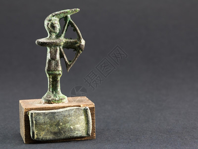 雕塑青铜像箭头和弓常设考古学背景图片