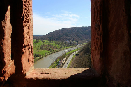 山坡古老的旅行从德国南部一座被毁坏的城堡窗户上看到内卡尔河奈城堡景象背景图片