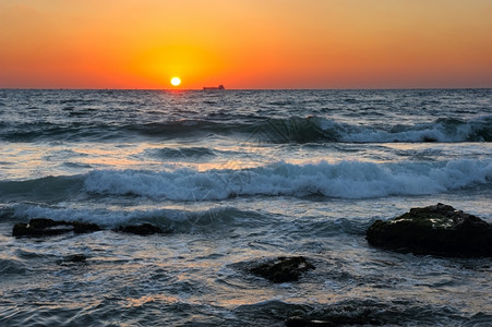以色列南部地中海沿岸靠近以色列阿什凯伦市地中海沿岸溅晚上喷图片