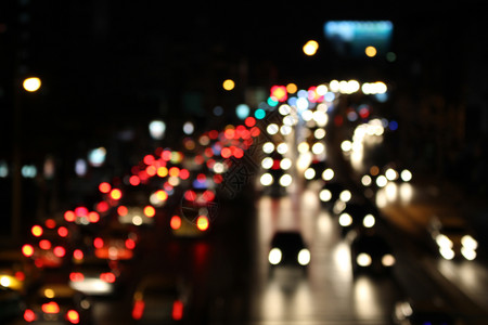 压力夜里市中心的交通堵塞很模糊驾驶紧迫图片