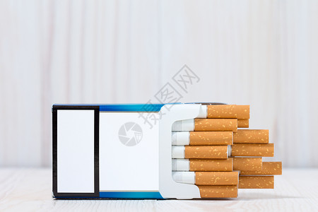 瘾有毒的白木背景全包开放烟以白木为背景抽烟高清图片