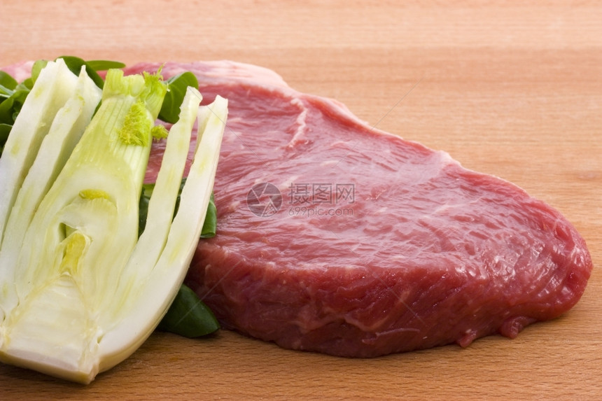 生牛肉和蔬菜图片