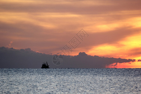 夏天海边的落日夕阳图片