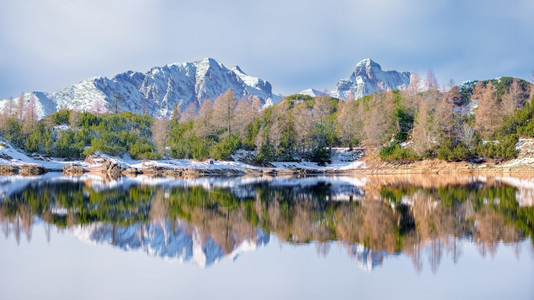一座山湖的全景反映山岳打印意大利结尾图片
