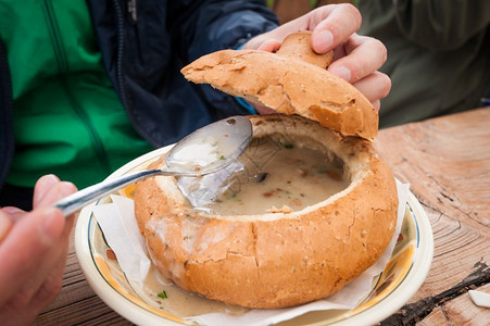 奶油野生蘑菇汤盛在一碗面包里典型的山菜送达烹饪午餐背景图片