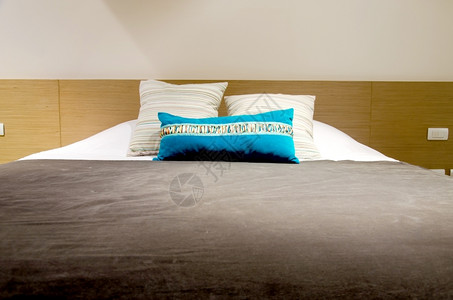 在一个商业旅馆房间的国王大床家具枕头小图片
