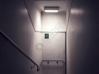 入口当代的紧急出标志在楼梯上紧急情况图片