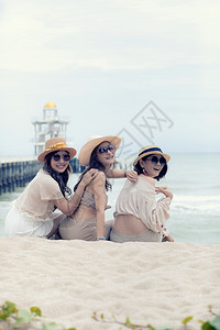假期夏天女孩三位美丽的亚洲年轻女在度假海边以放松的情绪欢笑着图片