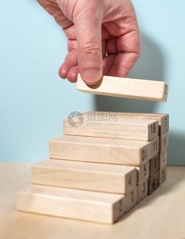 堵塞进步知识带有木块的阶梯概念增长和成功的概念蓝背景图片