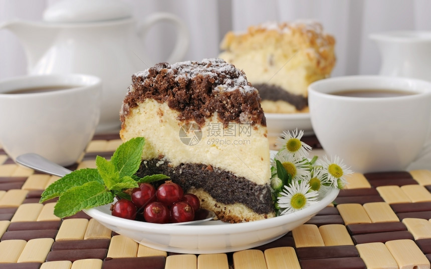 用具一块奶酪蛋糕馅饼配有层和咖啡式AxA卡路里自助餐图片