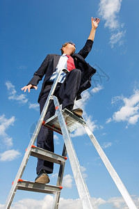 男人一个商在飞向天空的梯子上仿佛极限已超越天空红色的一种背景图片