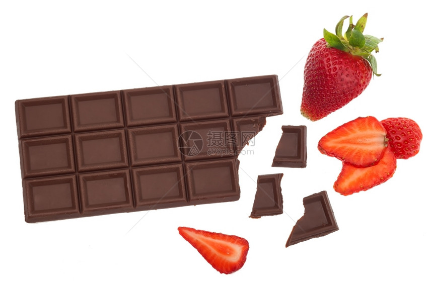 块巧克力和草莓在白色背景上被孤立美味的甜图片