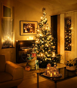 客厅里点亮的圣诞树图片