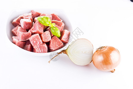 食品营养烹饪白背景上加洋葱的三食牛肉图片