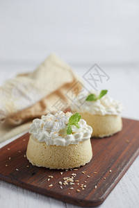 美味的奶油年轻椰子家做蛋糕在白色背景上做蛋糕年轻椰子家做蛋糕白色的背景图片