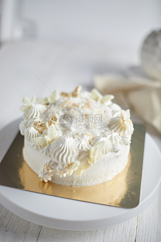 年轻椰子家做蛋糕在白色背景上做蛋糕年轻椰子家做蛋糕结霜点面包店图片