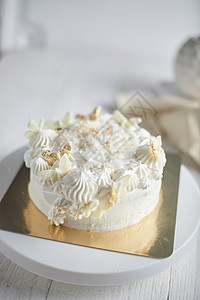 年轻椰子家做蛋糕在白色背景上做蛋糕年轻椰子家做蛋糕结霜点面包店背景图片