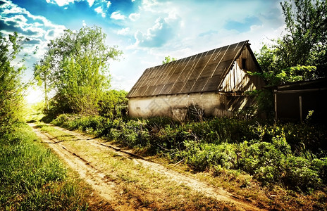 老的公路附近一个村庄的旧废弃房屋谷仓一种图片