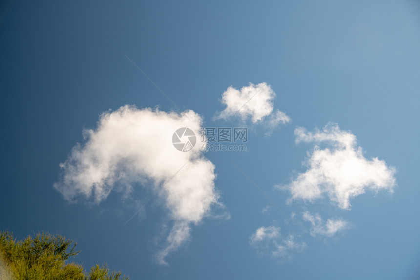 草天气以美丽的蓝空为植被有云雾农村图片