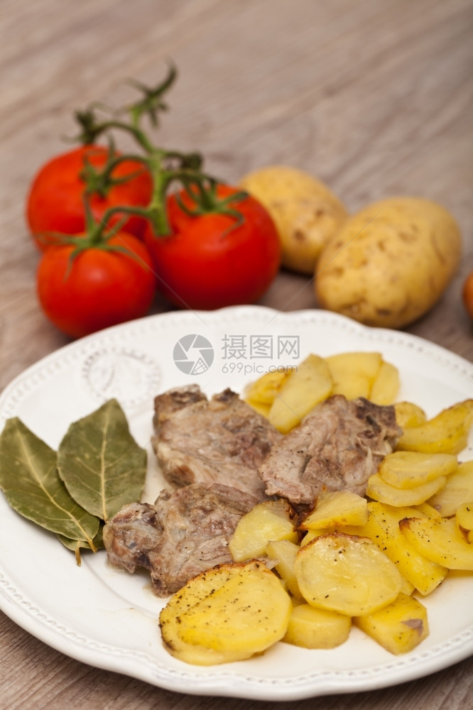 一盘好羊肉配土豆在白盘上可口牛肉架子图片