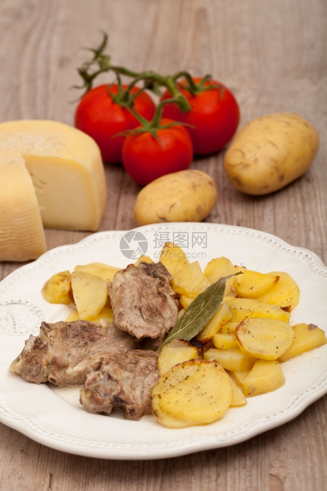 一盘好羊肉配土豆在白盘上牛肉月桂树餐厅图片