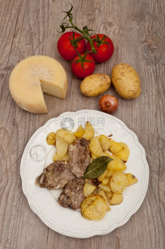 一盘好羊肉配土豆在白盘上草好的子图片