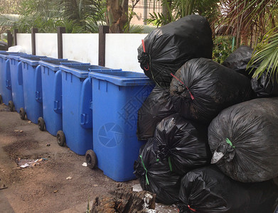 城市的粪堆肮脏垃圾至废物总量组织图片