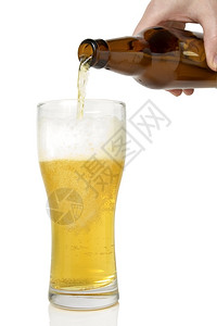 食物啤酒从瓶子倒到白底的玻璃酒精手图片