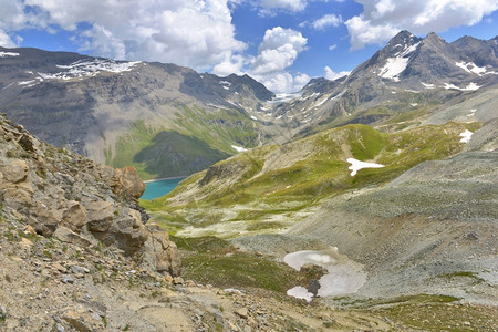 离开顶峰云层下高山远处蓝湖的风景自然图片