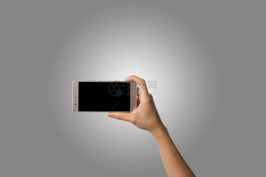 手指聪明的屏幕近身妇女用手机打白巴上孤立的移动电话打字接近手白巴上孤立的移动电话打字与白色背景隔离的移动电话打字图片