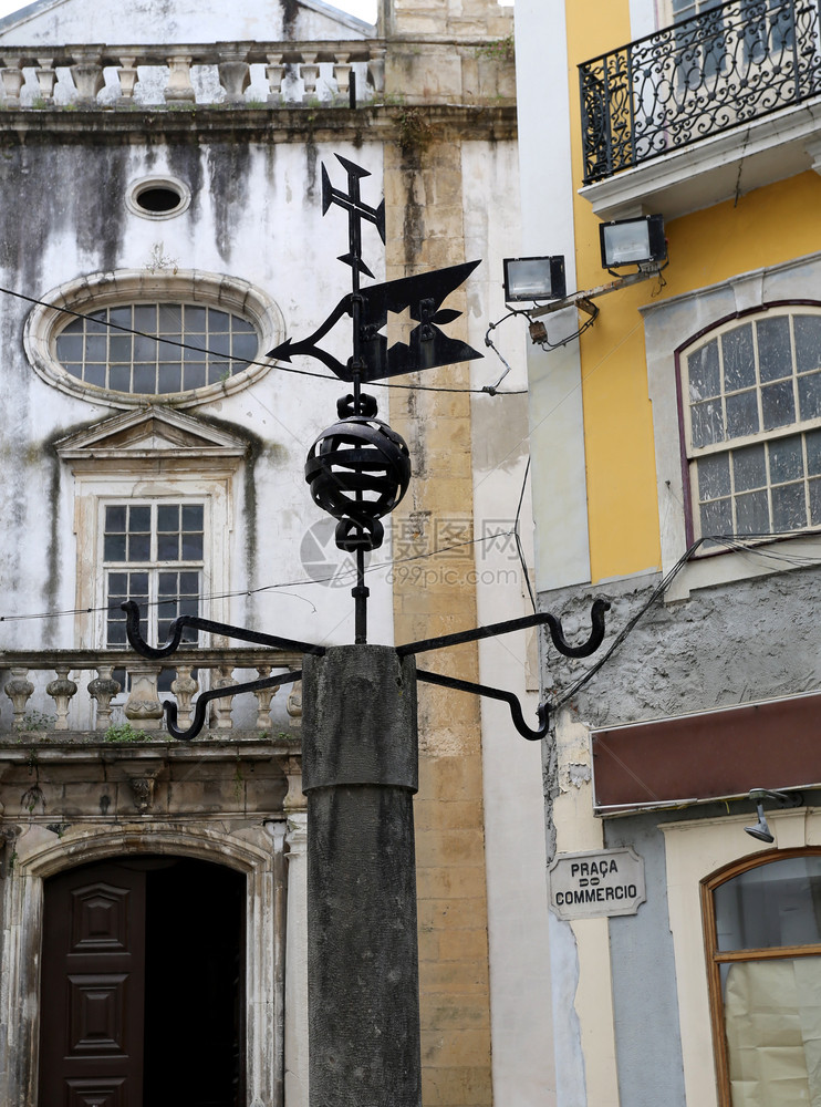 浑天仪曼努埃尔因皮洛里号的详情在葡萄牙科林布拉三步首都四条铁钩一个武装球体天文灯和基督上用一块石柱岩进行位于葡萄牙科英布拉历史的图片