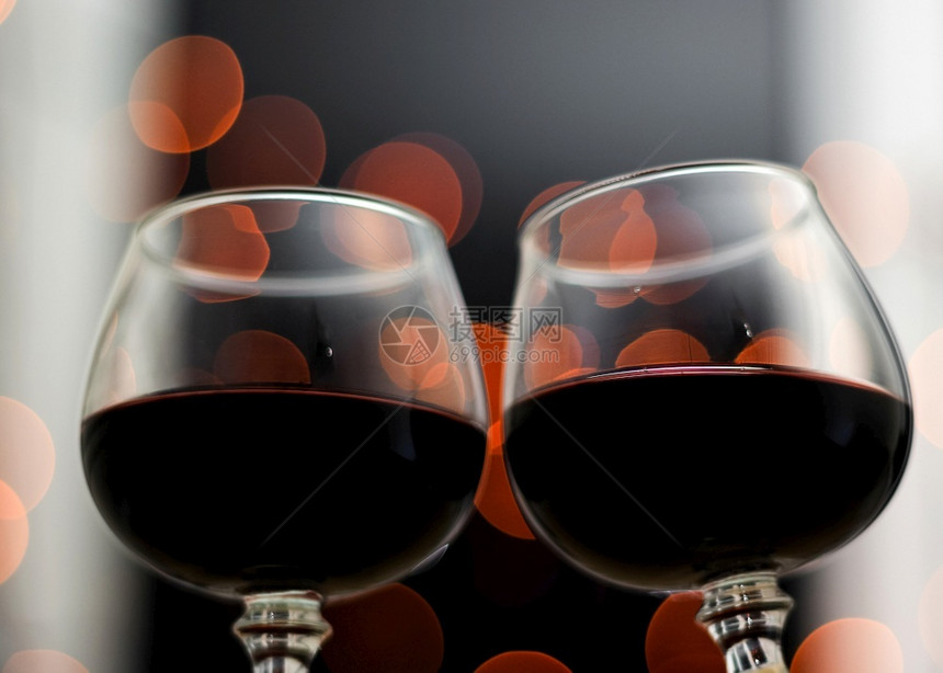 十二月庆祝葡萄酒眼镜在杯子背景中的ValentinersquosDayBokeh概念红酒杯庆典图片