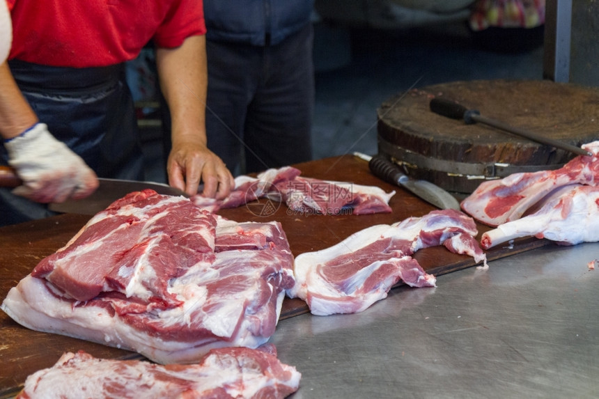 亚洲人文化销售商在台北传统市场中切碎原肉油炸图片