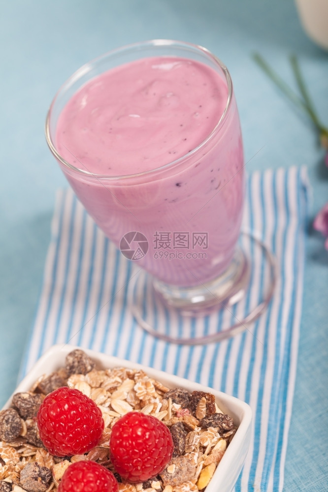 早餐饮食一杯新鲜的美味酸奶加浆果和穆埃西里麦片图片