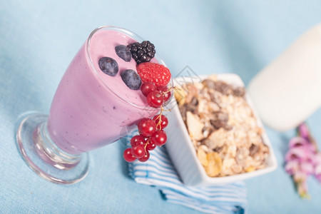 一杯新鲜的美味酸奶加浆果和穆埃西里杯子甜点玻璃图片