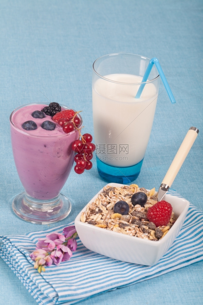 一杯新鲜的美味酸奶加浆果和穆埃西里玻璃乳制品健康图片