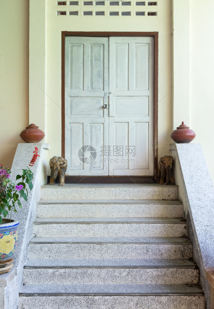 优质的在泰国寺庙地区关闭的木制门上小混凝土楼梯不需要财产放行公共建筑屋学图片