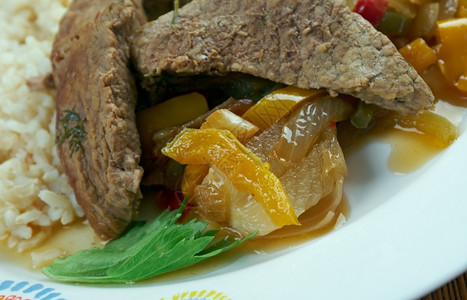 吃午餐KuzuKapama土耳其配羊肉和蔬菜的盘烹饪图片