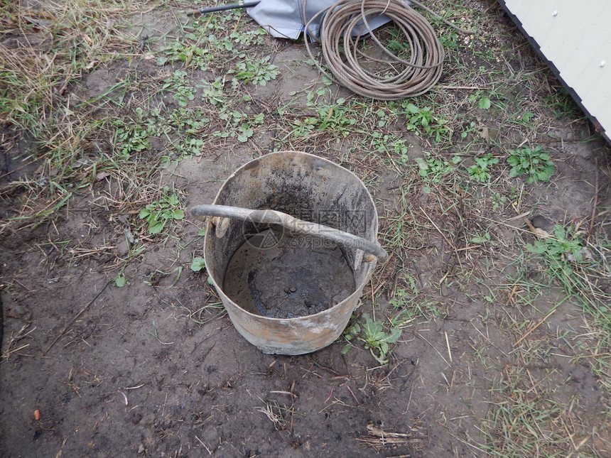 夏天老的在达查建造一个饮用水井优质的图片