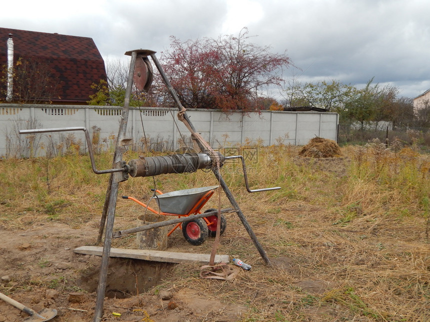 农村一种在达查建造个饮用水井图片