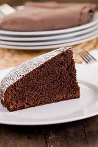 美味的木头盘子制桌上美味巧克力蛋糕合照片图片