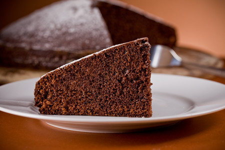 木制桌上美味巧克力蛋糕合照片可餐巾盘子图片