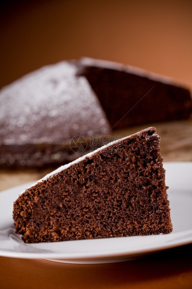 餐巾叉木制桌上美味巧克力蛋糕合照片桌子图片