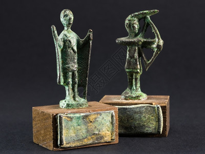艺术塑像弓箭手青铜雕和酋长用斗篷棍子小雕像祈祷合金图片