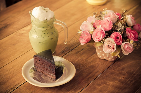 巧克力蛋糕和冰茶在桌面电影风格的彩色效果上小吃美食颜色图片