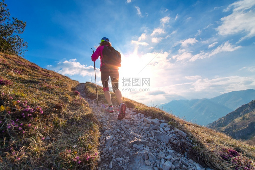 自然运动妇女与北欧一起走在山径上女远足图片