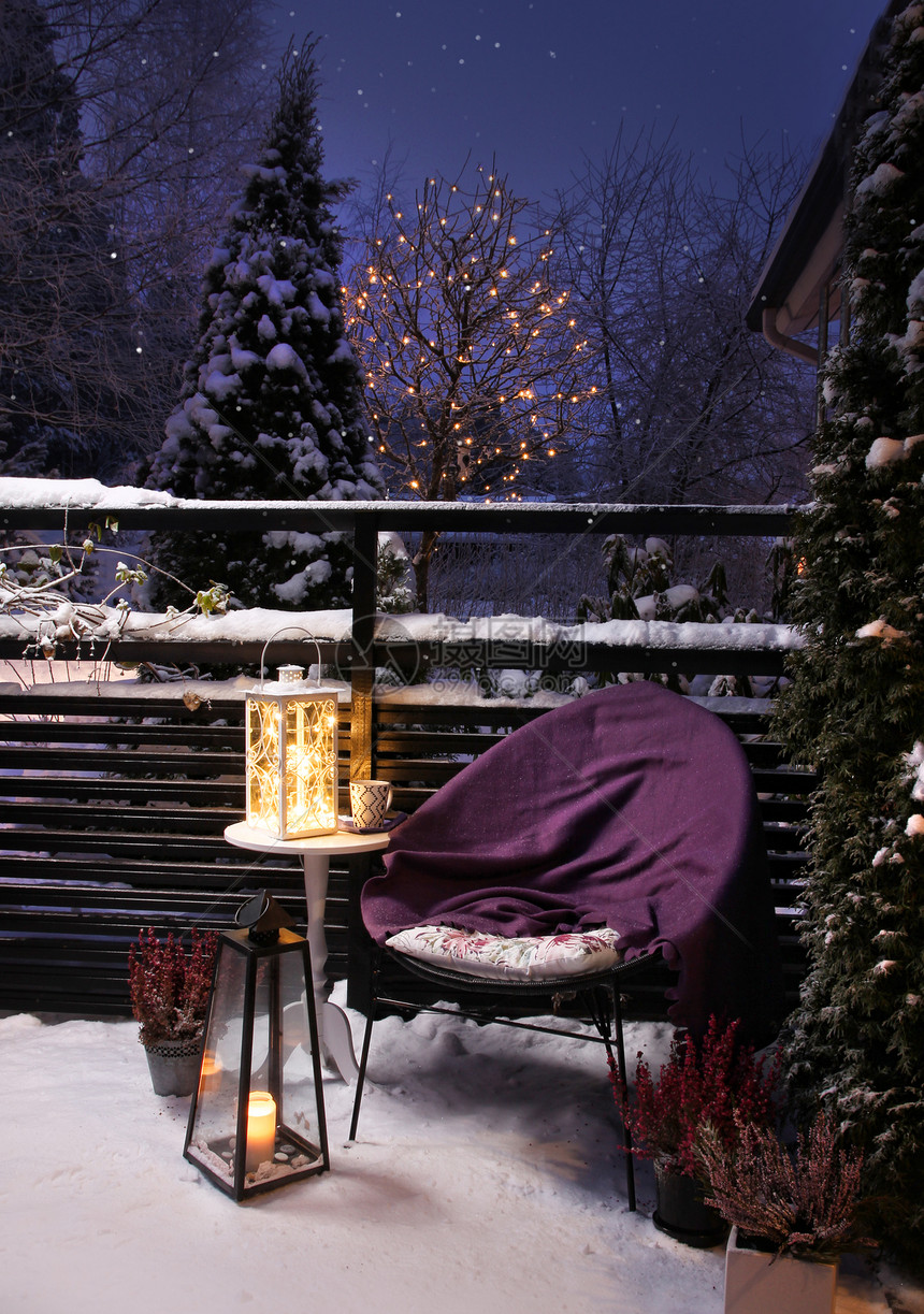 家自然椅子在冬花园的夜晚温暖圣诞节感觉图片