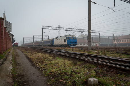 一种火车到达站一天雾日旅行户外图片