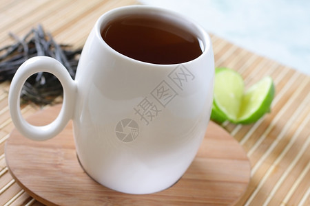 杯子在室内马克照片一茶配有木碟和柠檬图片