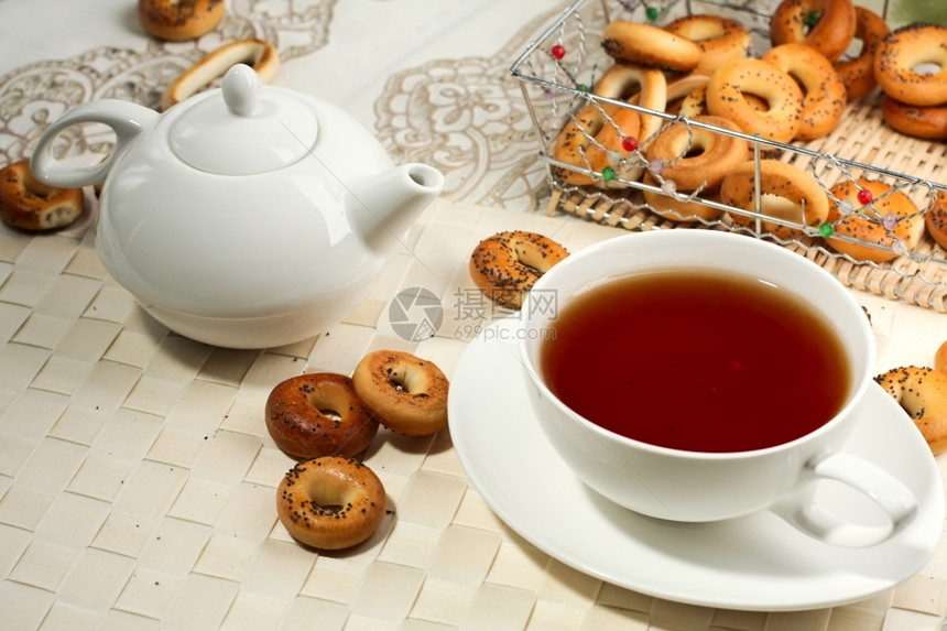茶杯和壶与黑的照片目水早晨图片